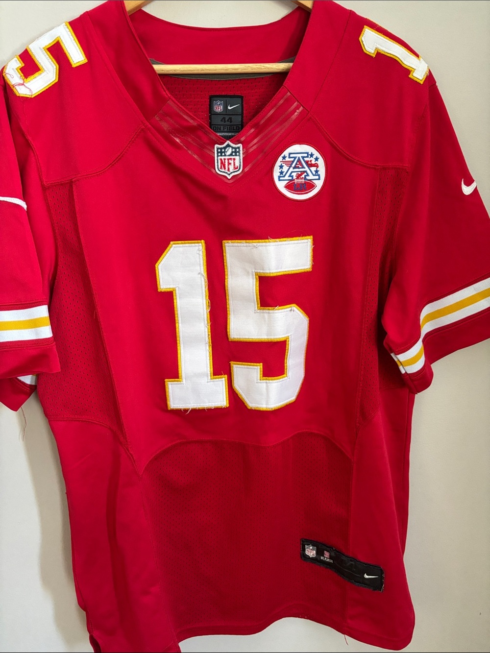 Nike Red Chiefs #15 Mahomes Football Jersey with White and Gold Accents